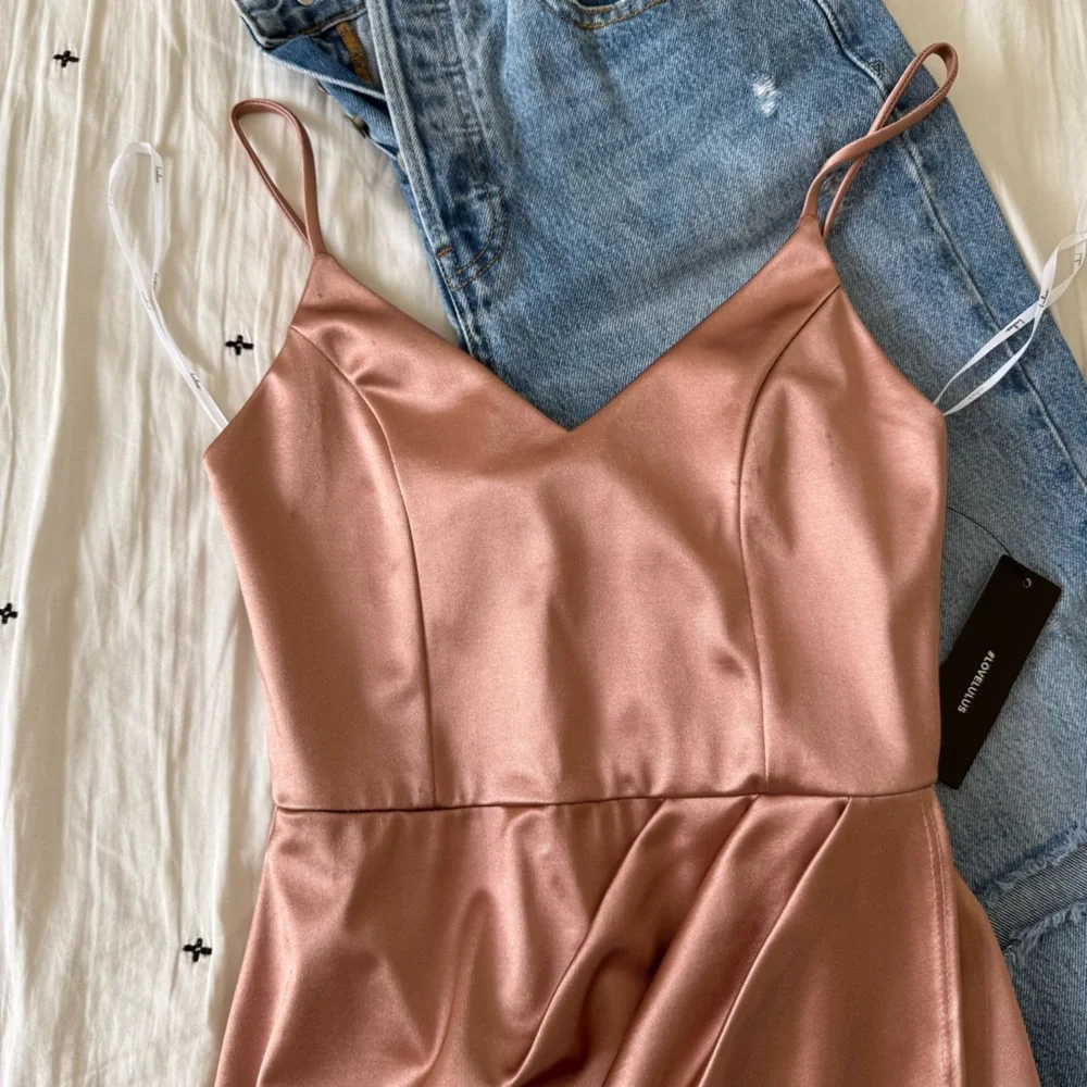 Lulu's Blush Satin Dress Size Small New with tag - Picture 2 of 6